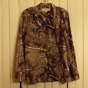 Ladies Realtree Camo. Size large